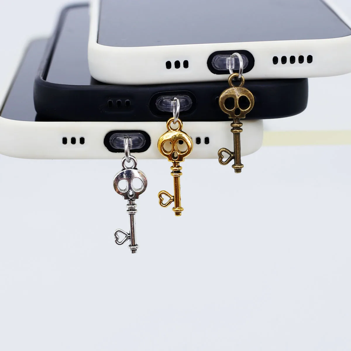 Spina antipolvere per telefono cellulare Ciondolo appeso Decorazione accessorio chiave a forma di cuore con testa di teschio carino per cordino regalo con porta di tipo C per Iphone 17