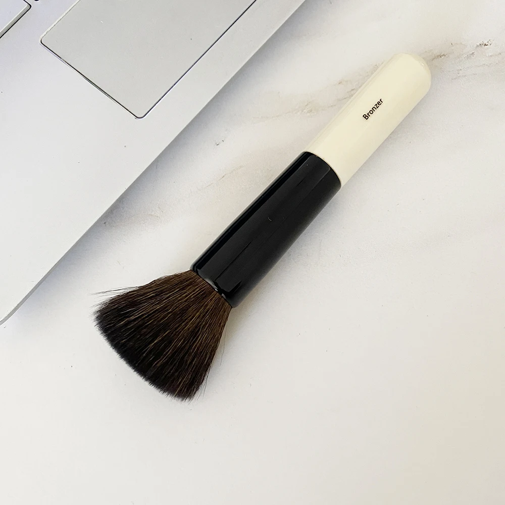 Makeup Bronzer Brush - Luxuriously Soft Natural Hair Powder Bronzing Cosmetics Brush Tool