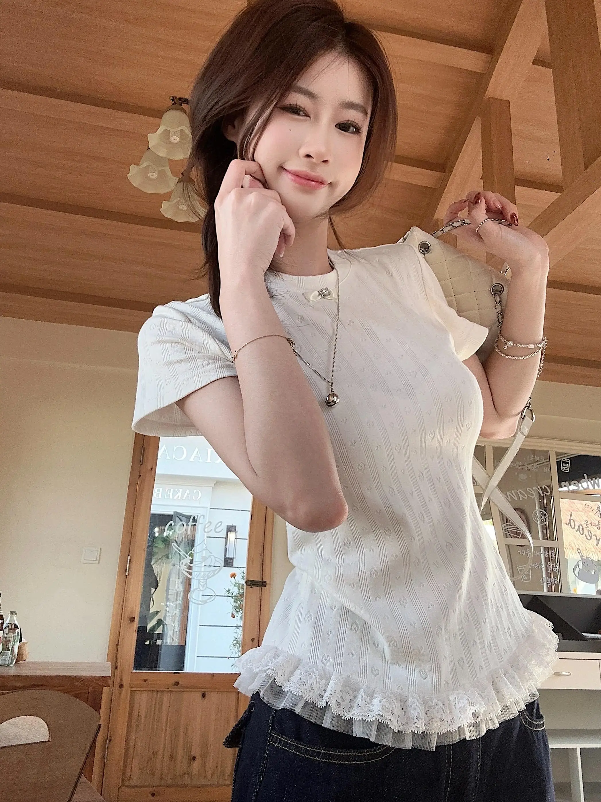 Camiseta de Verão Feminina Slim Fit com Estampa de Coração em Renda Coreana