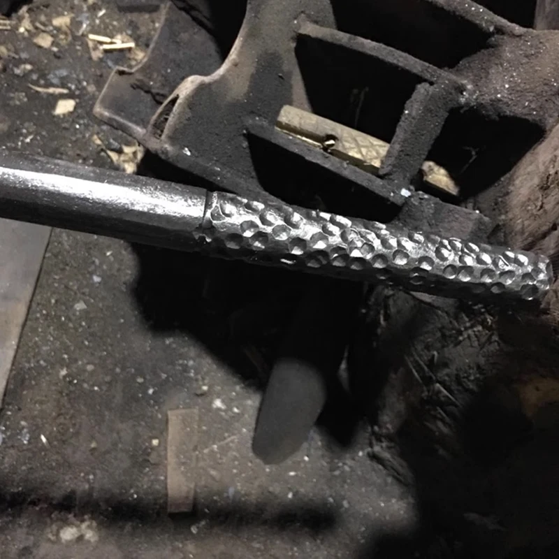 Strumento per attrezzature per arti marziali a prova di esplosione montato su auto con cerchio corto in oro fatto a mano portatile EDC da 50 cm