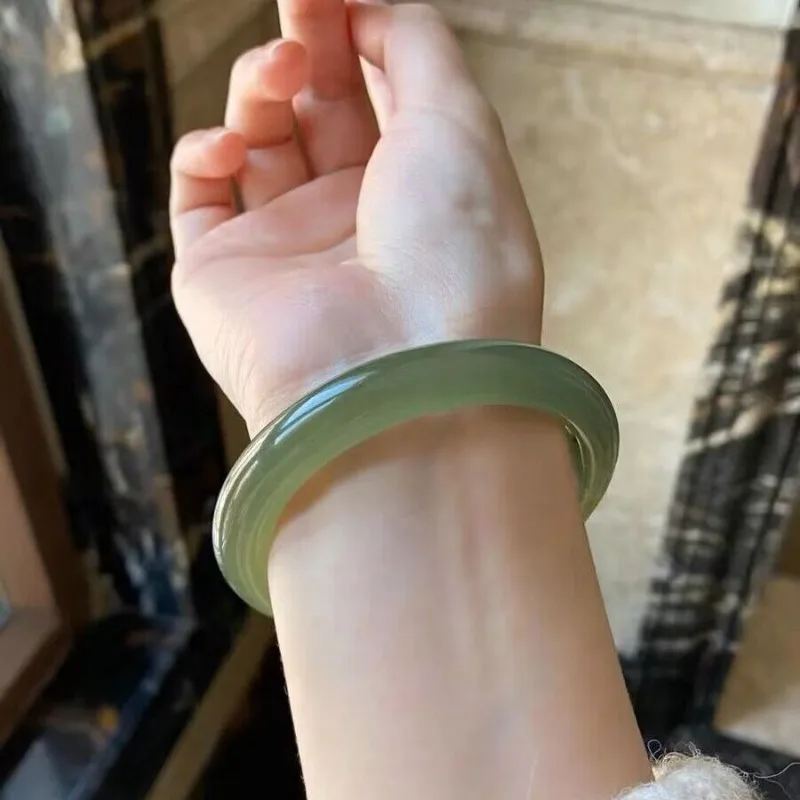 

Lake Green Wide Strip Outer Cloth Bracelet Women's Model