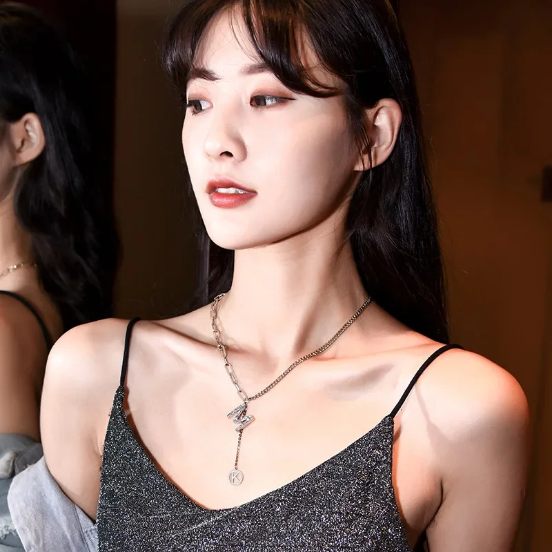 2025 عصرية ومتعددة الاستخدامات MK شرابة سترة قصيرة سلسلة الراقية قلادة عارضة التبعي، قلادة