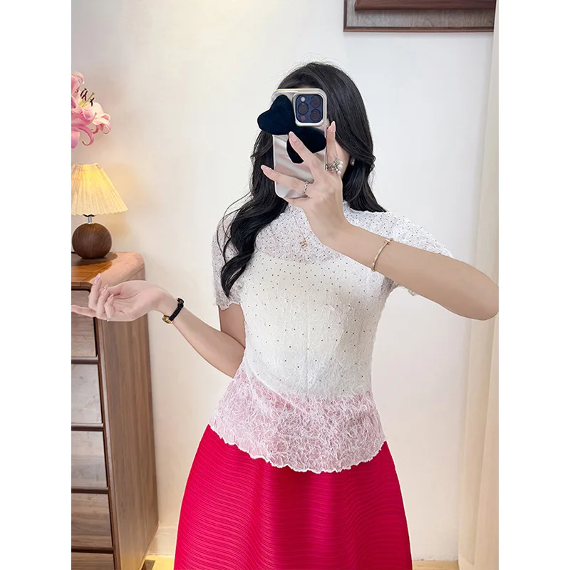 ความรู้สึกการออกแบบรอบคอแขนสั้น Slim จีบเสื้อยืดสีทึบ Miyake 2025 ฤดูร้อนใหม่แฟชั่นผู้หญิงเสื้อ