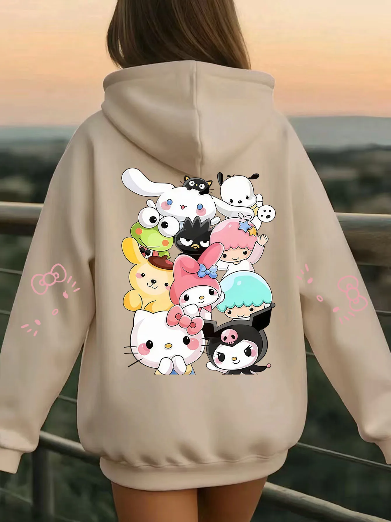 

Женская толстовка с изображением персонажей Sanrio, стильная и милая, идеально подходит для повседневной носки.