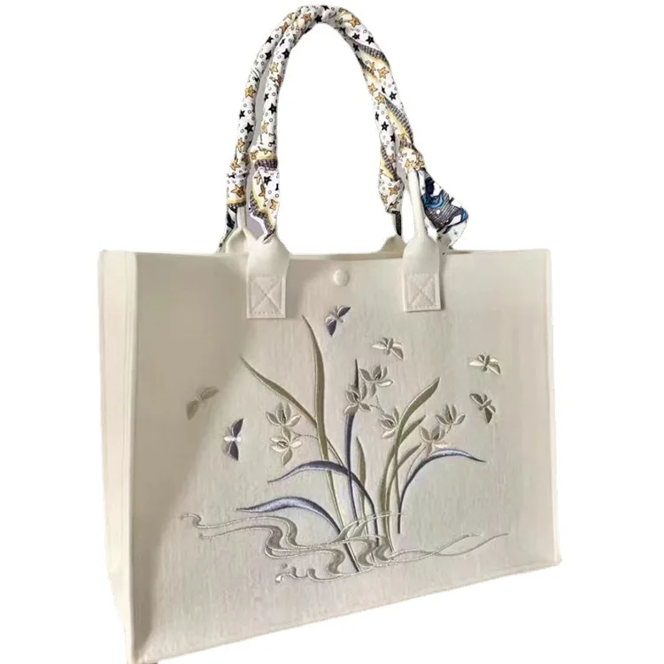

Elegant Embroidered Off-White Bao Xiang Flower Large Capacity Tote Bag – Traditional Chinese Design Embroidery Felt Bag