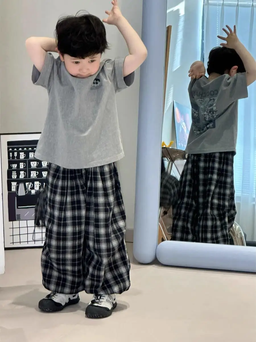 conjunto-de-verao-para-meninos-com-camiseta-cinza-estampada-de-manga-curta-e-calca-xadrez-comprida-estilo-casual-moderno-e-descolado
