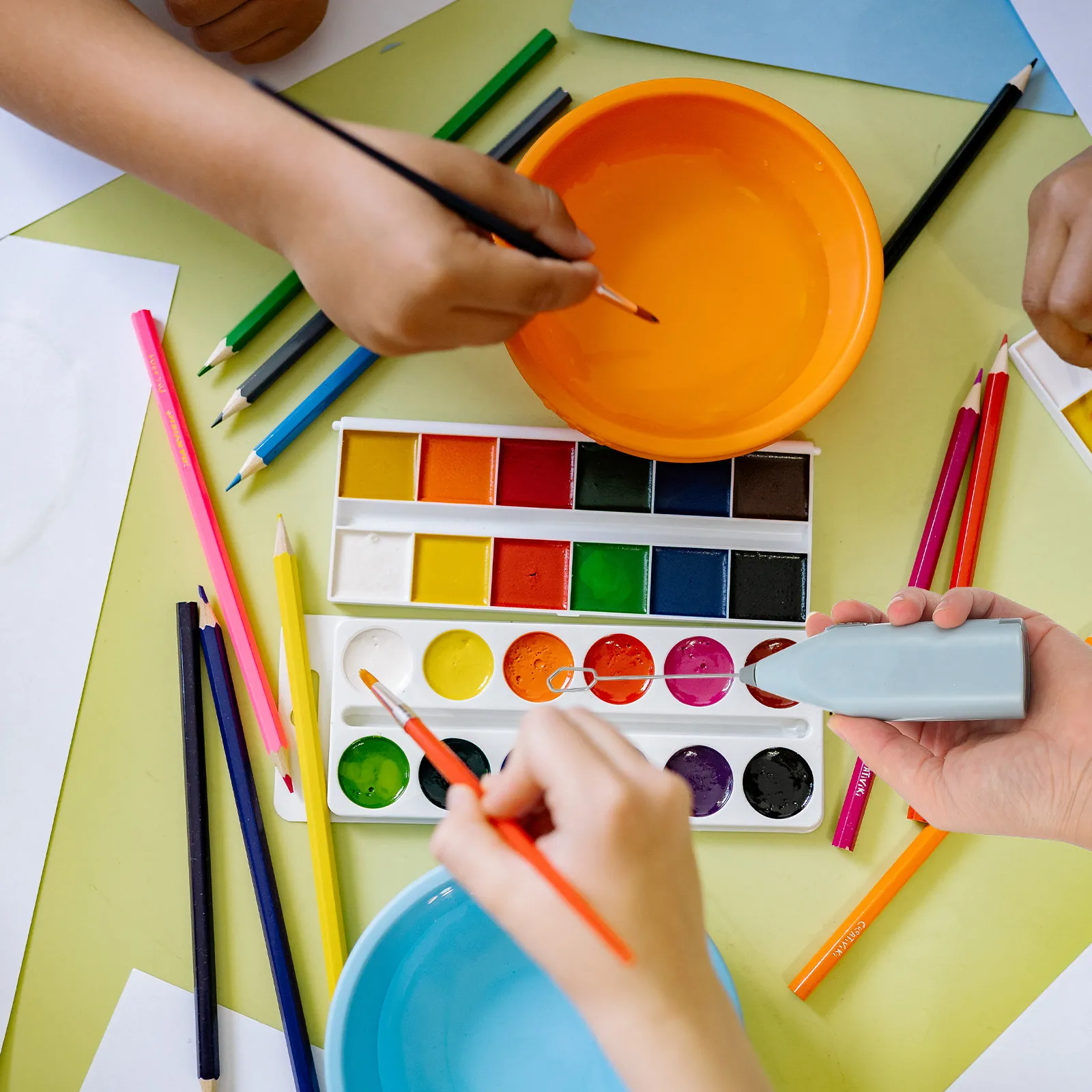 

Портативный миксер для пигментов: эффективный инструмент для смешивания цветов для художников, легко чистится, электрический миксер для гуаши, для смешивания красок и пигментов.