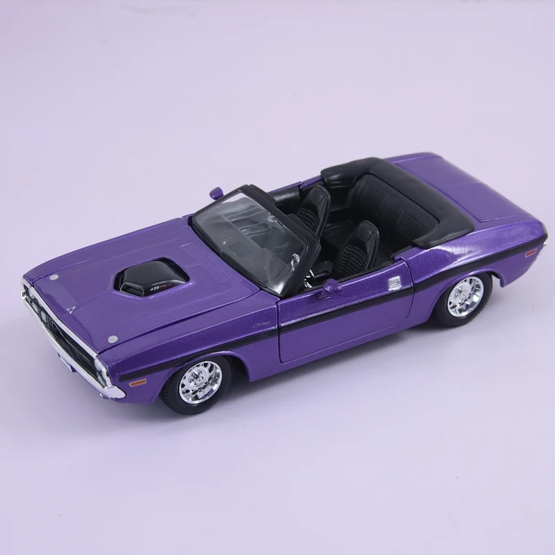 

Модель автомобиля Maisto 1:24, имитация Dodge Challenger R/T 1970 года, из сплава, с открывающимися дверями и капотом, высокое качество изготовления.