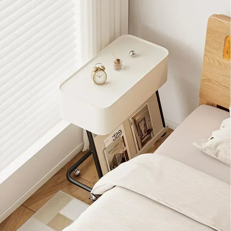 منضدة سوداء حديثة، طاولة بجانب السرير متعددة الوظائف مع رف للمجلات، طاولة نهاية أنيقة مع مساحة تخزين لغرفة النوم