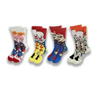 Los jóvenes con calcetines de dibujos animados usan todo tipo de lindos calcetines de hombre.
