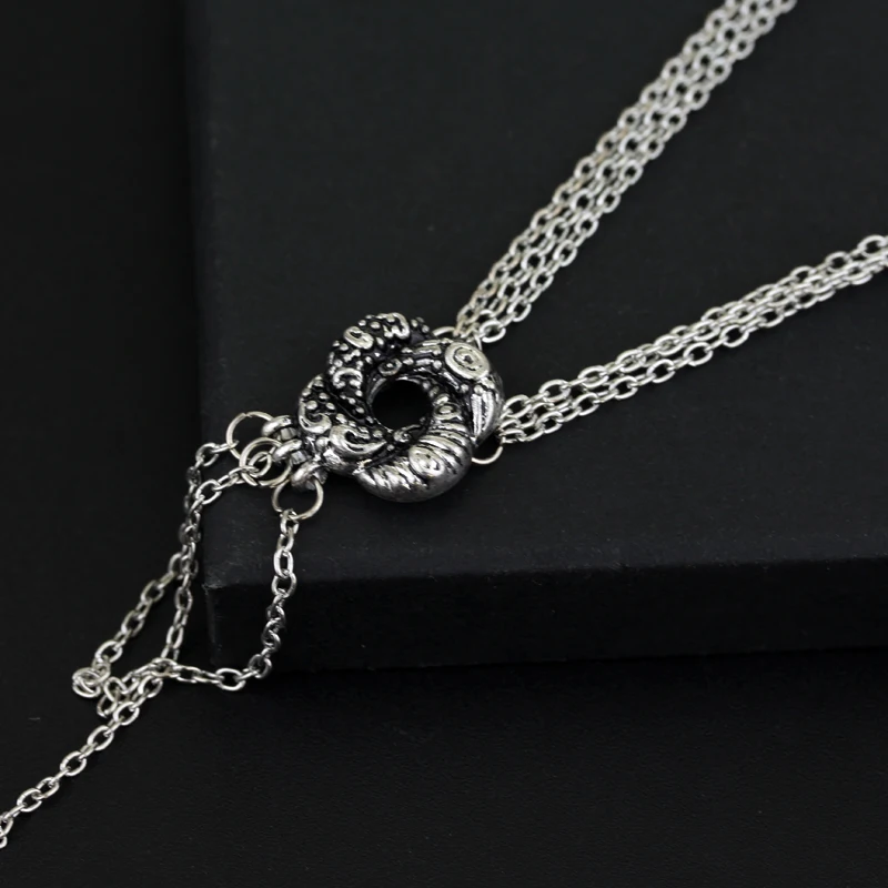 Movie 007 Algerian Loveknot Necklace Vesper Lynd Casino Royale Bond Girl Love Knot Necklace Vintage Silver Plated Women Jewelry