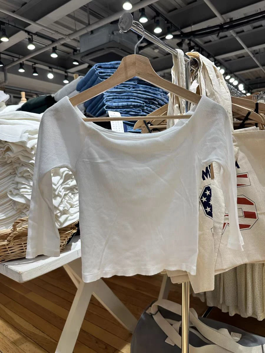 女性用の白いリブ編みのショートトップ,七分袖のセクシーなTシャツ,スラッシュカラーのTシャツ,シンプルなベーシックなy2kコットンTシャツ