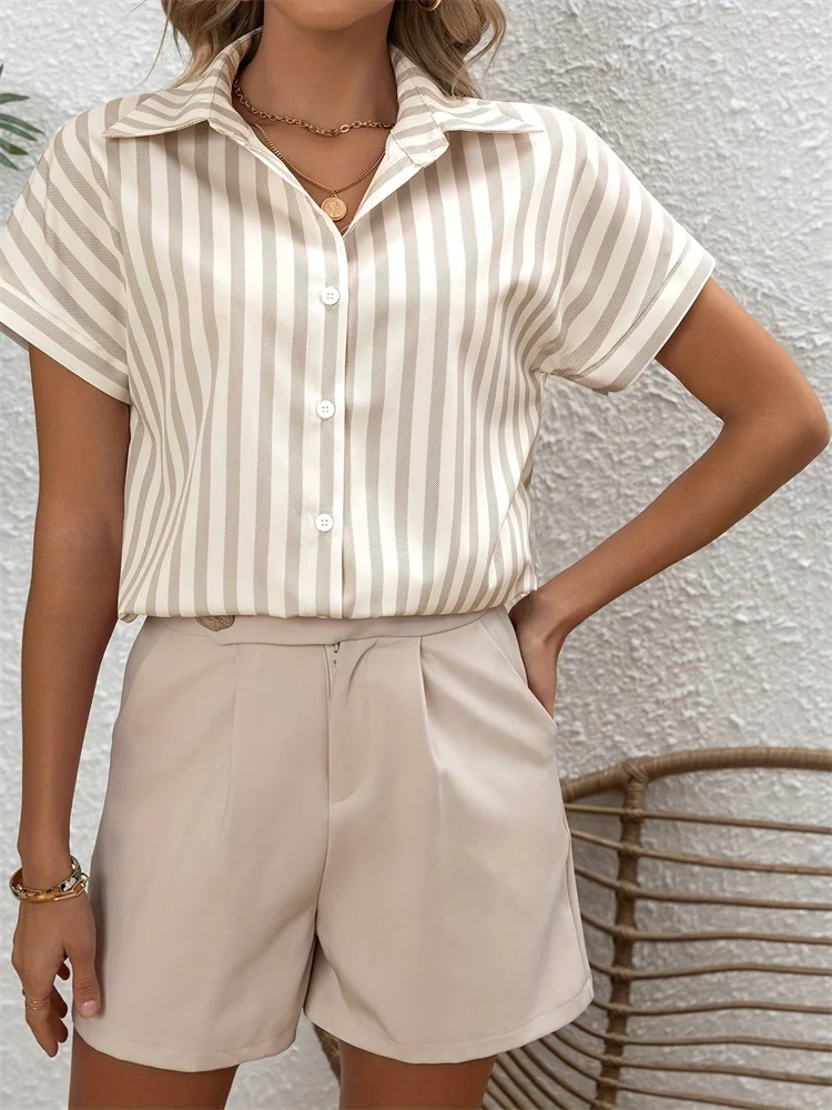 Лето 2022. Женские рубашки с короткими рукавами и чернильной стилью с цветочным принтом для модных и повседневных летних каникул.