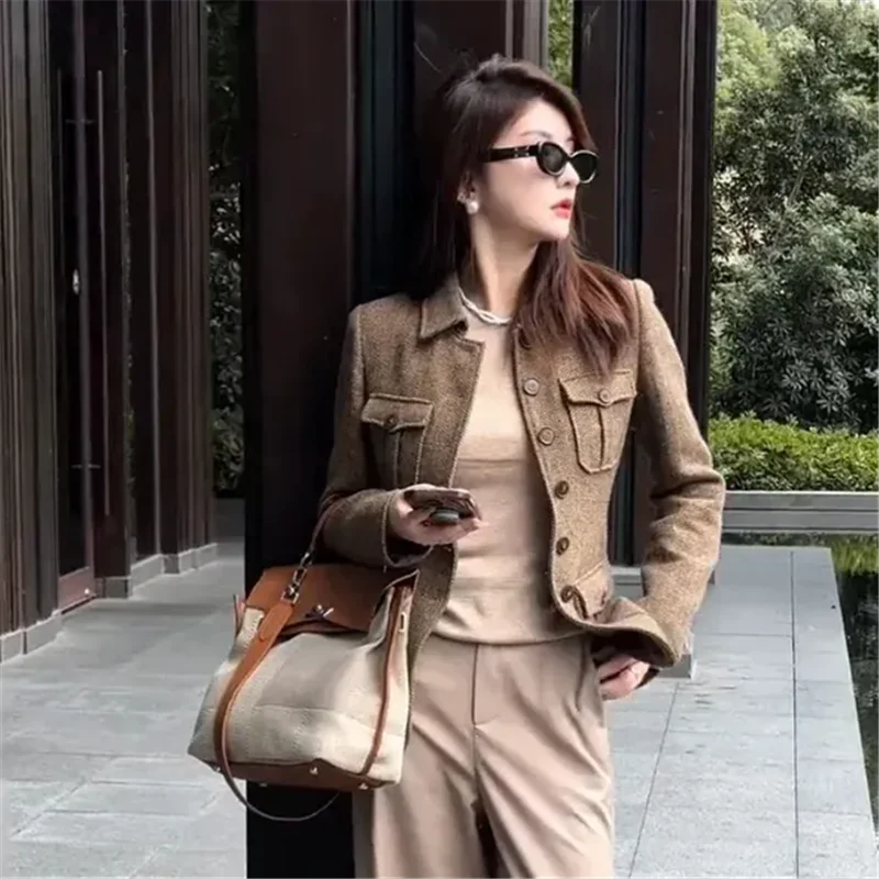 

2026 New Spring Autumn Vintage Short Woolen Jacket Women Fashion Pocket Warm Tops Coffee Female Casual faux Wool Jacket W1124