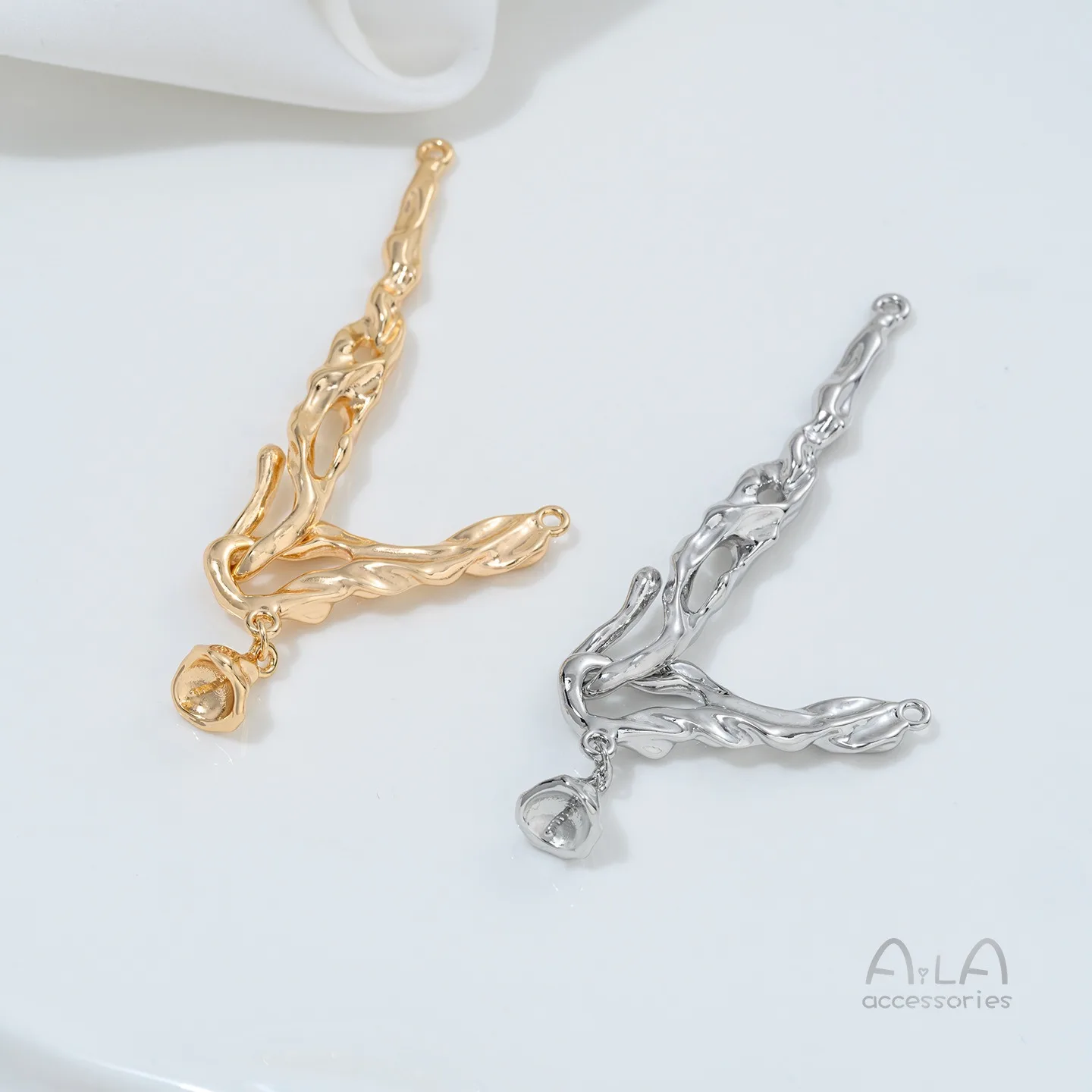 

Copper-plated 14K Gold Irregular Lava-shaped Sheep's Eye Bead Pendant Buckle Handmade DIY Hand Necklace Tail Buckle Accessories