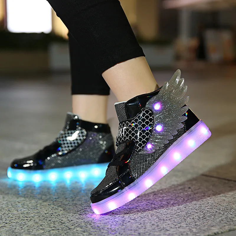 Tênis de couro impermeável com asa para crianças, sapatos luminosos, luz LED, carregamento USB, calçados esportivos casuais para meninas, sapato de