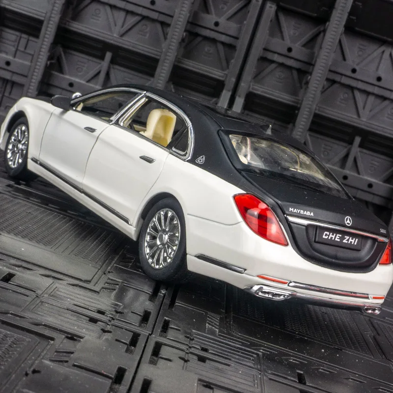 1:24 مرسيدس بنز مايباخ S600 سبيكة نموذج سيارة التراجع الصوتية البصرية لعبة سيارة الصبي هدية عيد ميلاد الباب يمكن فتحها