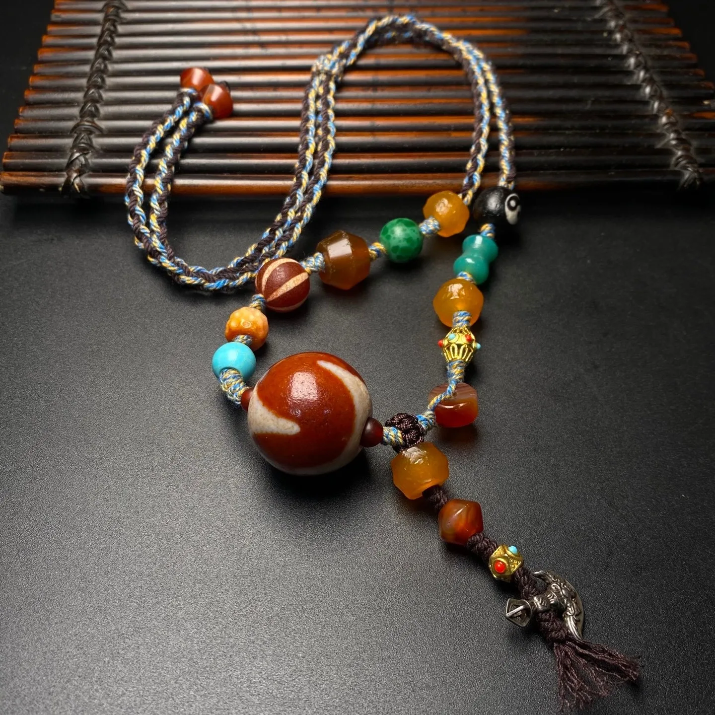 Rare Tibetan Buddhism Agate Tiger Tooth Dzi Bead Amulet Necklace Pendant G839