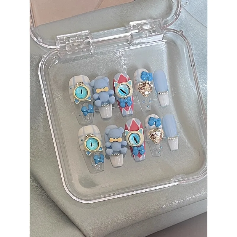 Küçük bir kalabalık beyaz tuz tatlı mavi şeytan küçük canavar sevimli manikür giymek