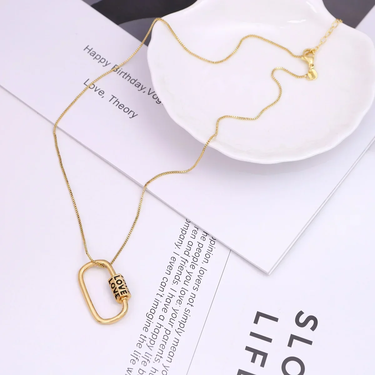 Ciondolo geometrico ovale fai-da-te Gioielli in rame da donna Collana con lettere dal vivo Stile europeo americano