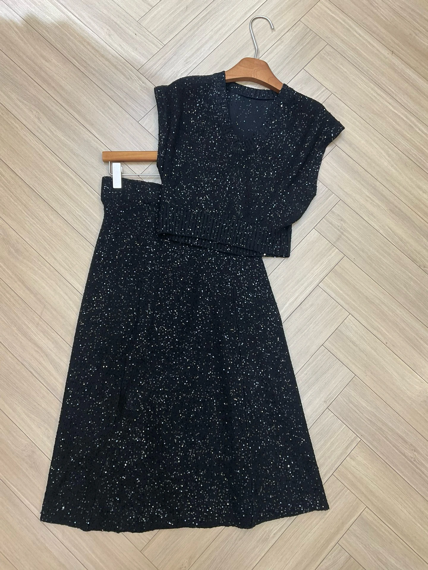 

Шелково-льняной комплект из двух предметов: топ с V-образным вырезом и бисером, футболка с коротким рукавом и юбка-полусолнце. Модный повседневный стиль. Женский осенний комплект.