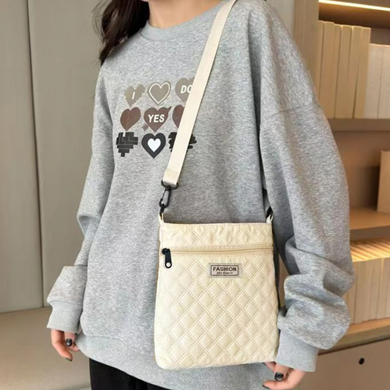 Damen-Umhängetasche in Beige mit Rautenmuster, Gepolsterte Schultertasche, Leichte Casual-Handtasche mit Verstellbarem Trageriemen – Detail 7