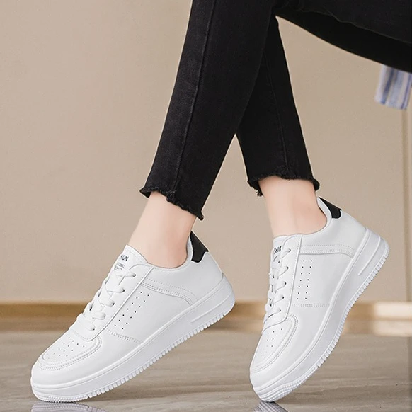 

New breathable white sneakers for women, Korean style, versatile, thick-soled sneakers, casual board shoes, trendy shoes
