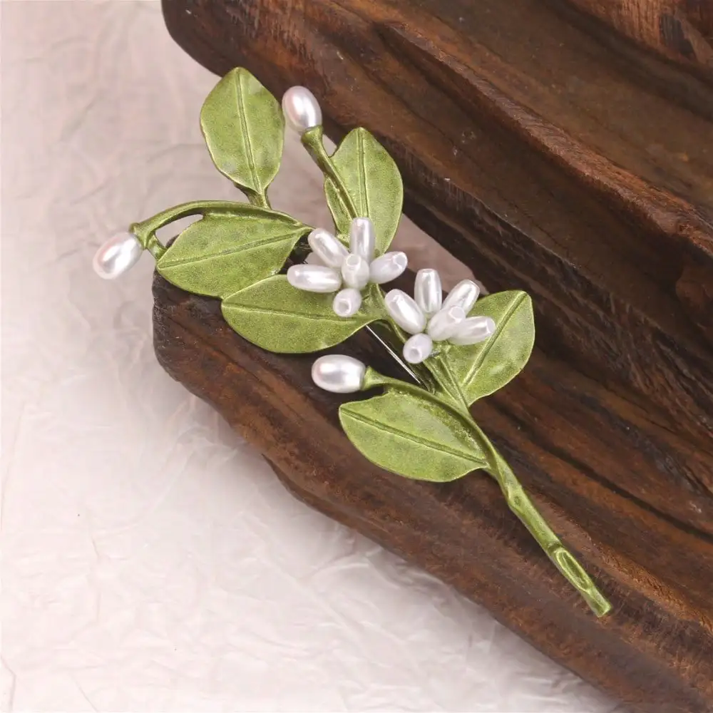 Vintage Green Enamel Floral Brooch - White Pearl Flowers, Textured Leaves, Nature-Inspired, for Daily Outfits, Ideal Gift