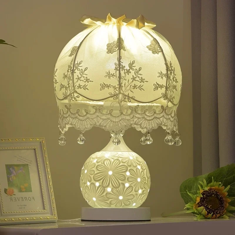 European style pastoral fabric lace creative romantic princess ceramic table lamp, bedroom bedside lamp, small night light