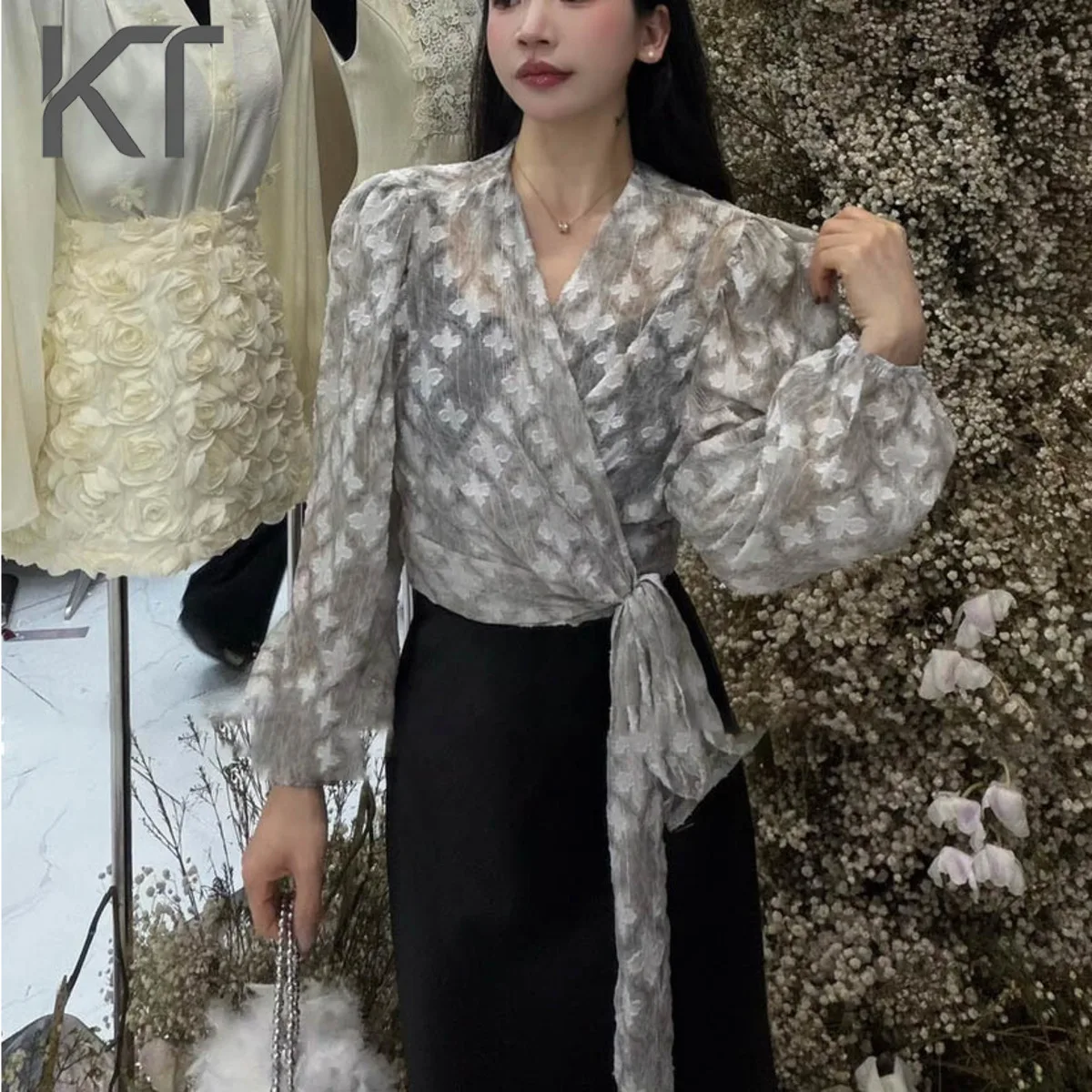 

Элегантная полупрозрачная блузка с цветочным принтом для женщин, с V-образным вырезом, пышными рукавами и завязками на талии, для вечеринок и повседневной носки.