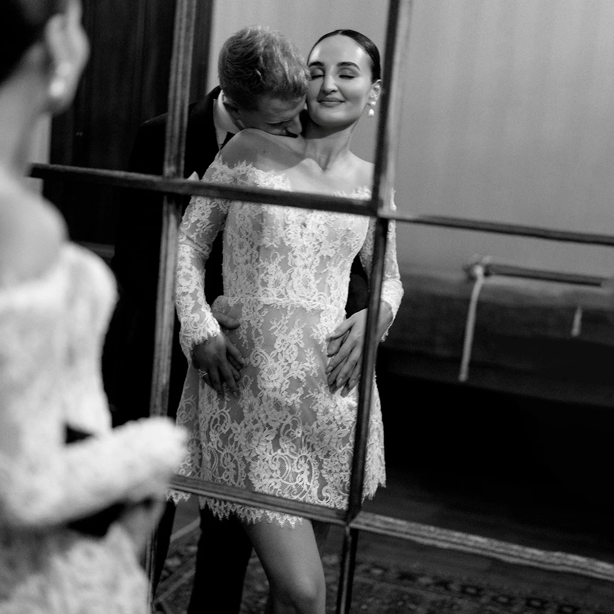 Mini abito da sposa in pizzo personalizzato con spalle scoperte maniche lunghe orlo smerlato abiti da sposa corti e soffici taglie forti con reggiseni