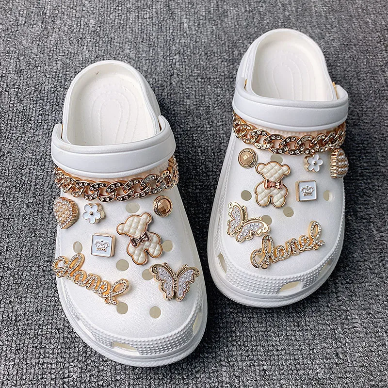 Dijes de zapatos Croc para niñas, conjunto de sandalias, cadenas, accesorios de zapatillas, decoración personalizada, regalos de fiesta, oso blanco,