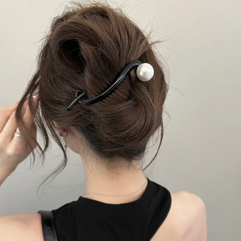 1pc Simple coffee colored pearl single line grab clip feminine twist hair clip shark clip hair accessory