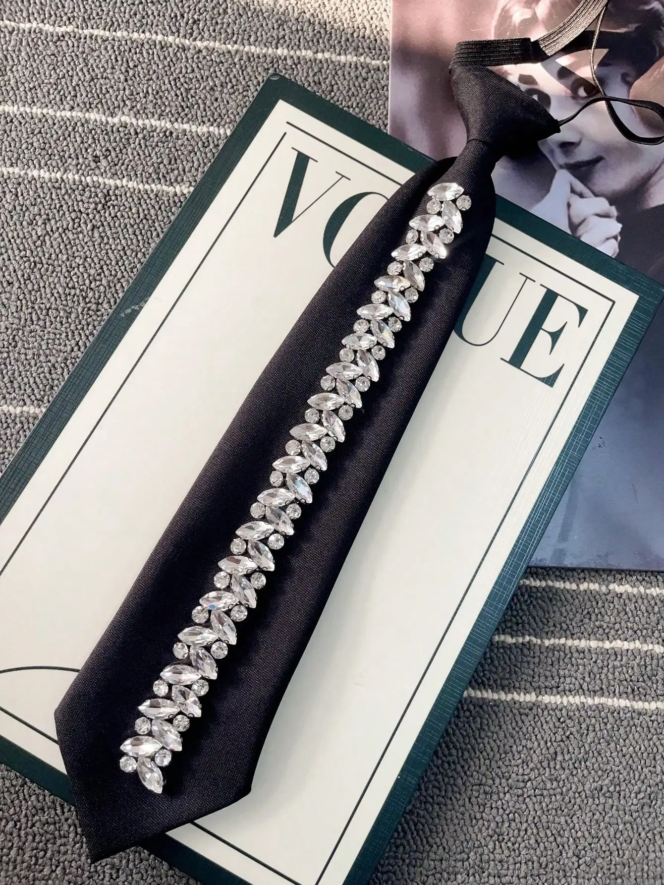 การออกแบบเฉพาะดั้งเดิม การตกแต่ง Rhinestone ที่มันวาวและสง่างาม เน็คไทและเน็คไทแบบปรับได้ เหมาะสําหรับเด็กหญิงและสุภาพสตรี ออกเดทและเสื้อเชิ้ตในฤดูใบไม้ผลิและฤดูร้อน งานปาร์ตี้ เทศกาล