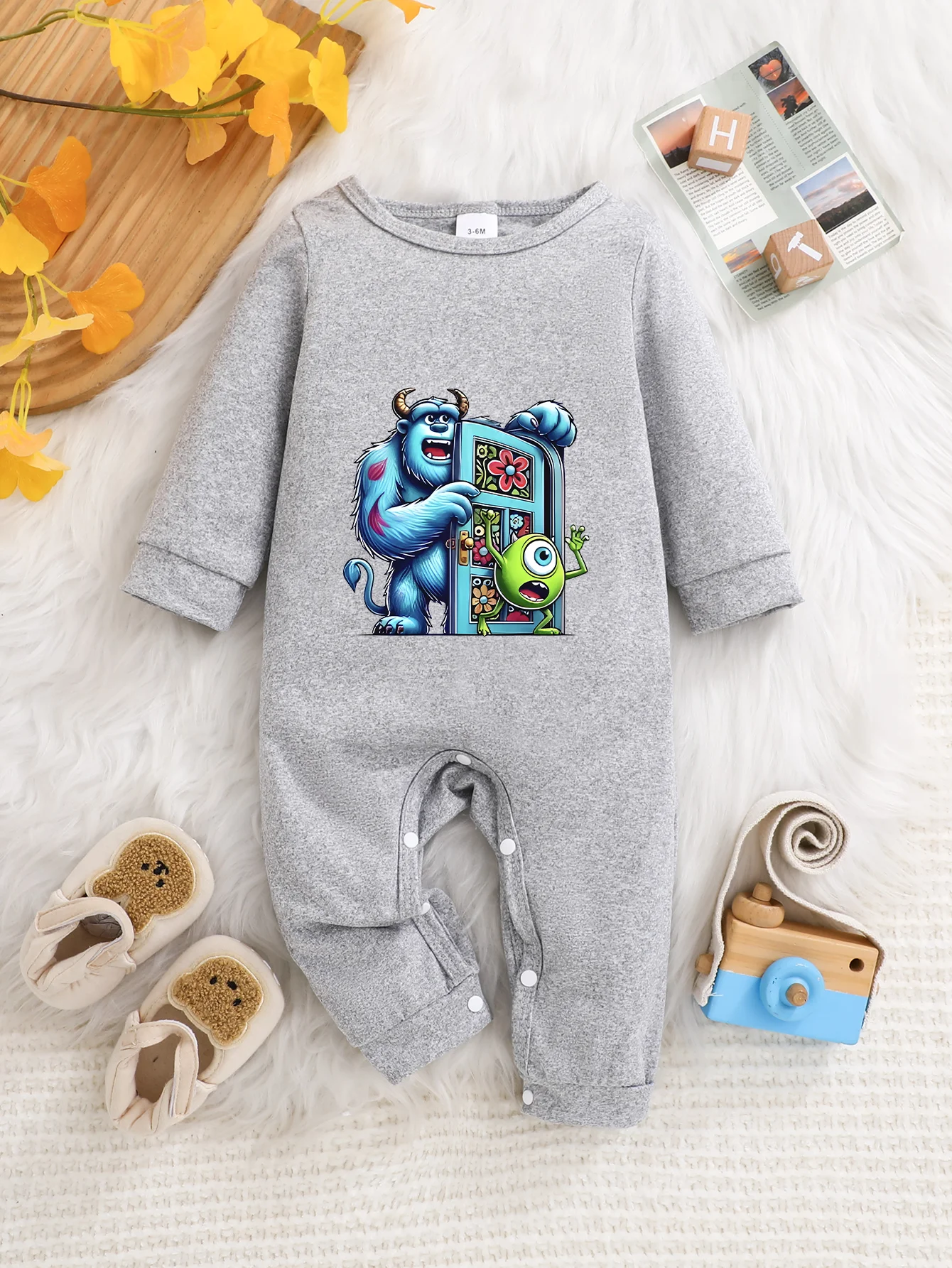 【Con licencia oficial】 Disney Monsters Inc. Mameluco de manga larga para bebé | Tela suave y agradable para la piel con estampado de Sulley & Mike Door