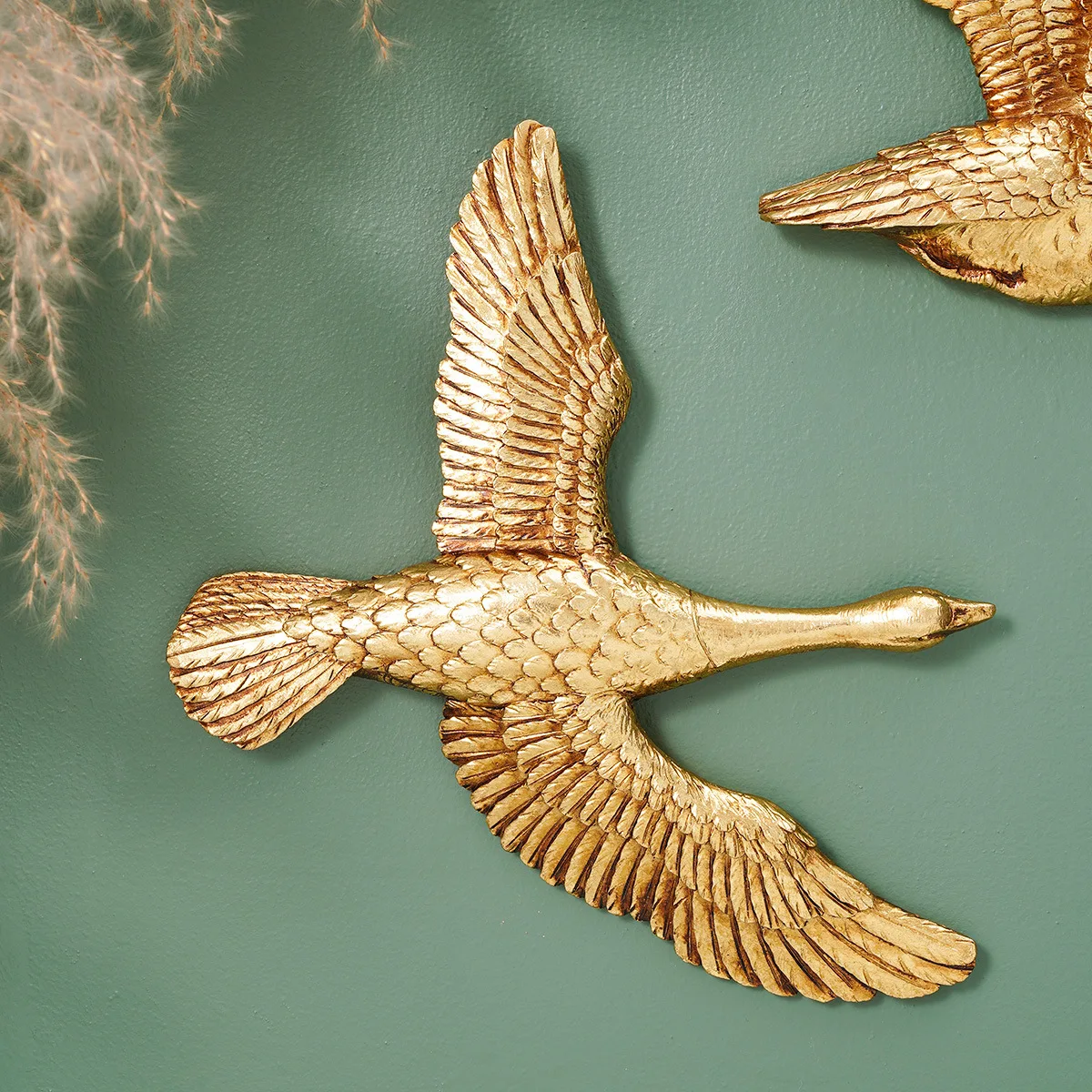 American-style gilded three-dimensional wall decoration featuring flying geese, a light luxury wall ornament for the living room