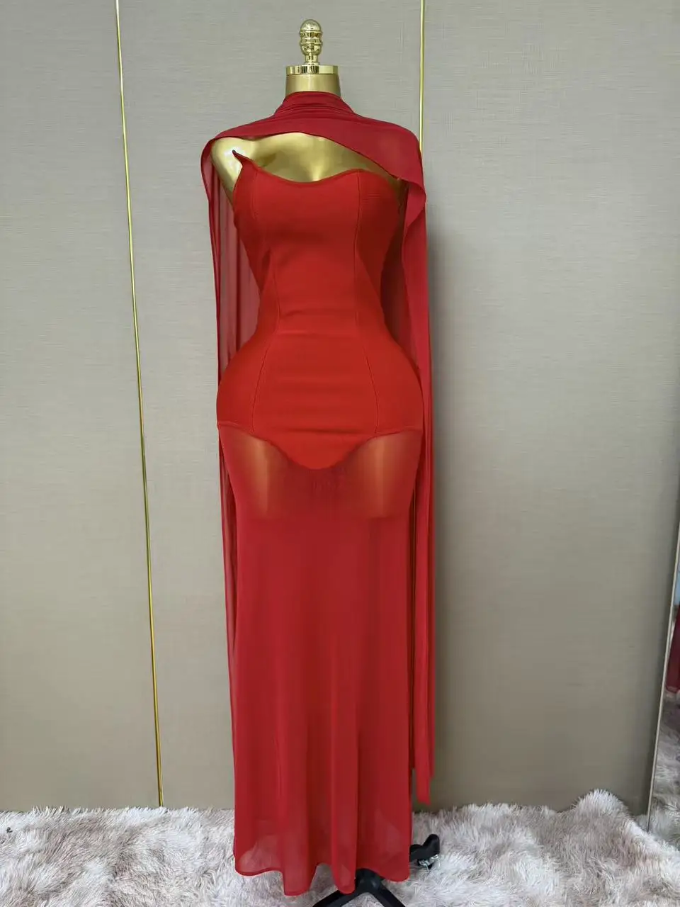 heart-shaped-strapless-design-gown-with-waist-cinching-seams-and-mesh-overskirt-for-dinner-parties-and-gatherings