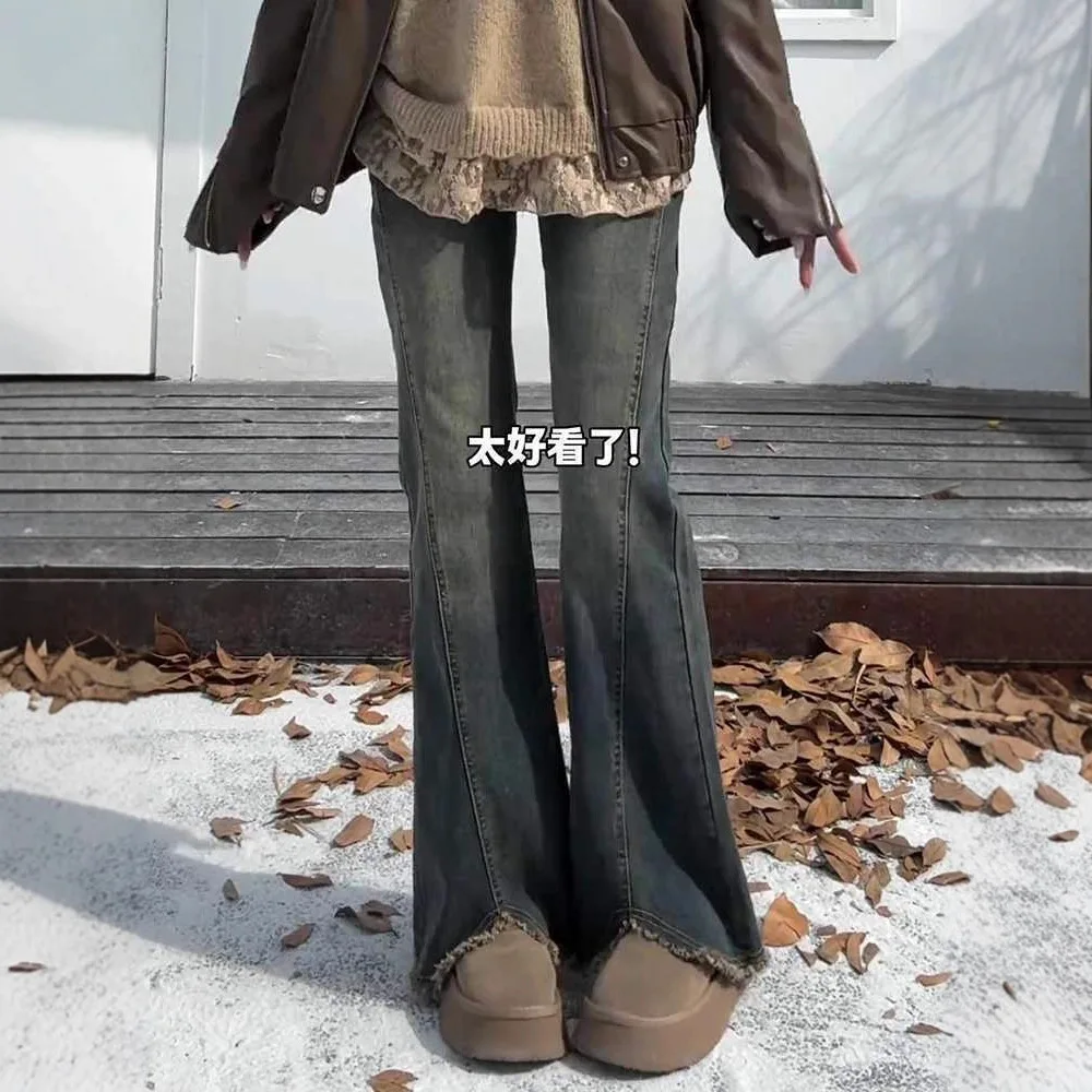 Zementgraue, ausgefranster Saum, ausgestellte Micro-Flare-Jeans für 25, Übergröße, hohe Taille, schlankmachende, hüftbedeckende, elastische Hose im Herbst und Winter