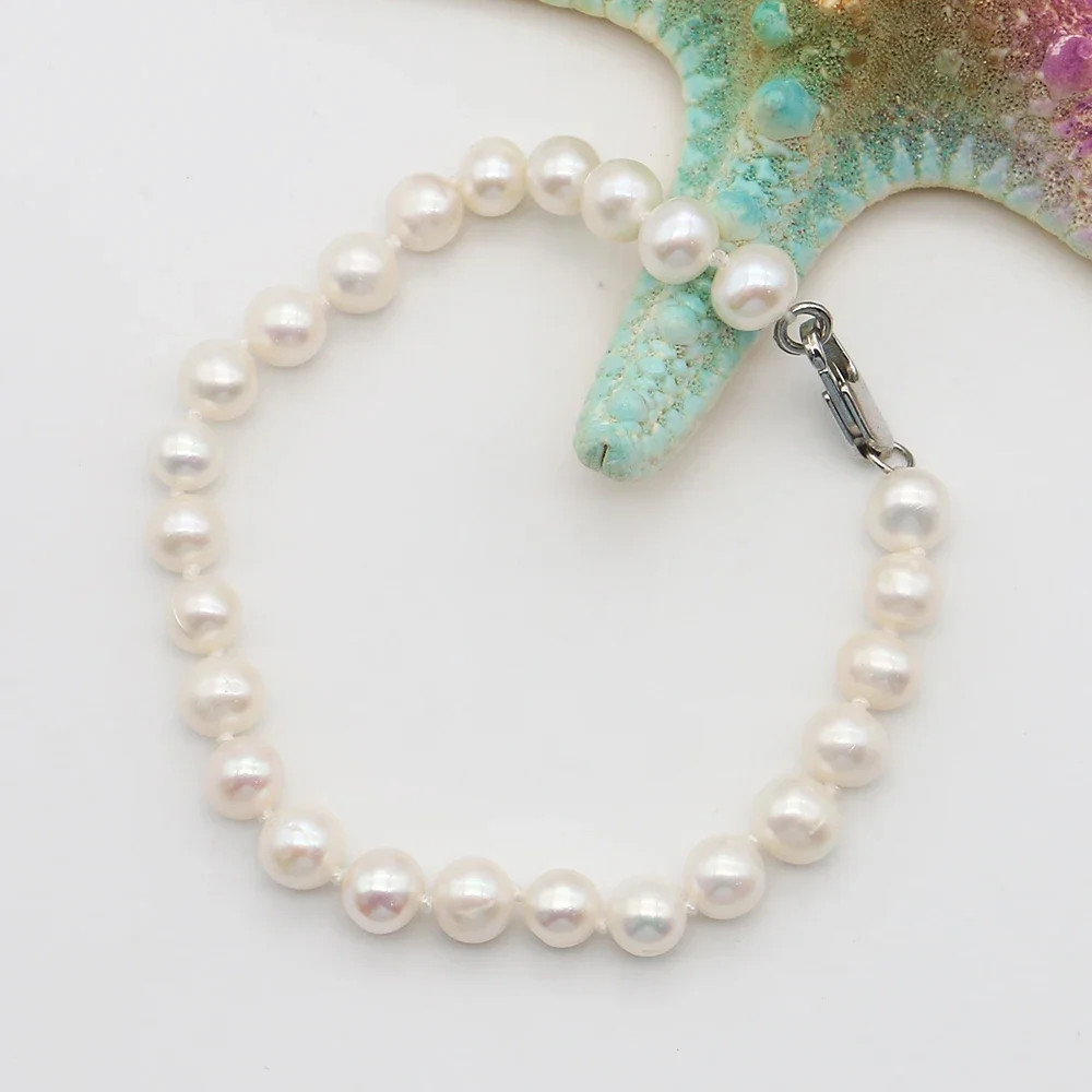 Elegant White Round Straight-Drilled Pearl Bracelet with Lock Clasp Stylish Jewelry Accessory for Matching Outfits and Handbags