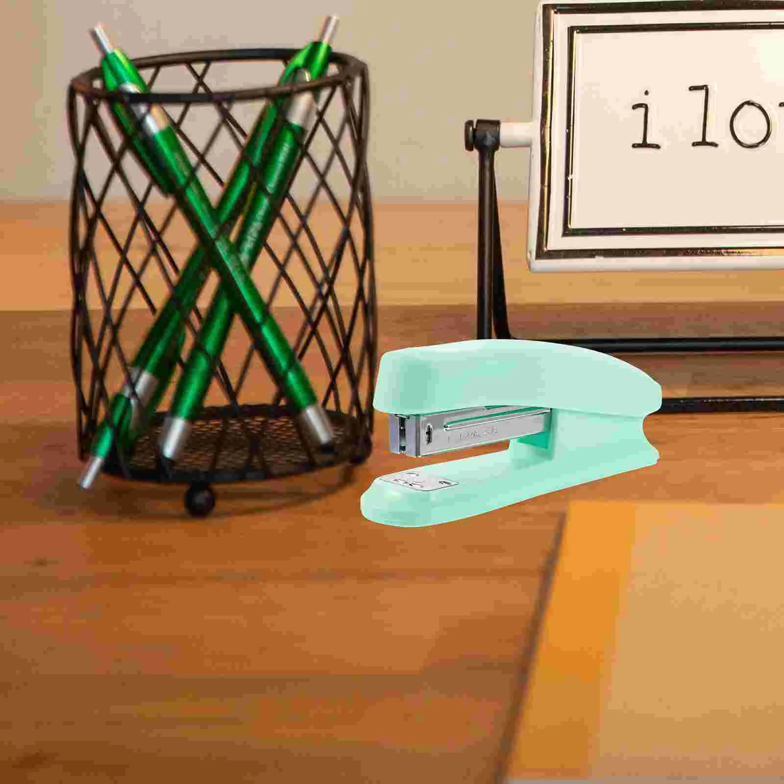 2024 New Arrival Pastel Color Portable Mini Stapler For Classroom Supplies Desktop Essentials Metal Hand Operated Paper