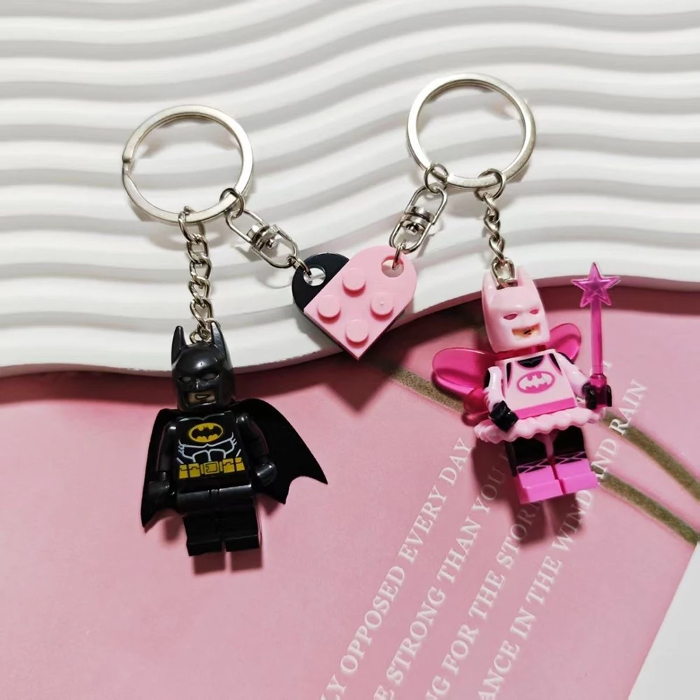 Exquisitos llaveros de Lego de Batman, llaveros de pareja con decoración de corazón rosa, pequeños regalos ideales para fanáticos y amigos de los superhéroes