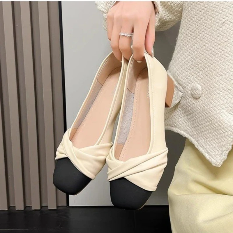 新作シングルシューズ、春と秋の新作スタイル、オールシーズン万能なソフトレザーとソフトソールのレディースボートシューズ、浅めの開き。