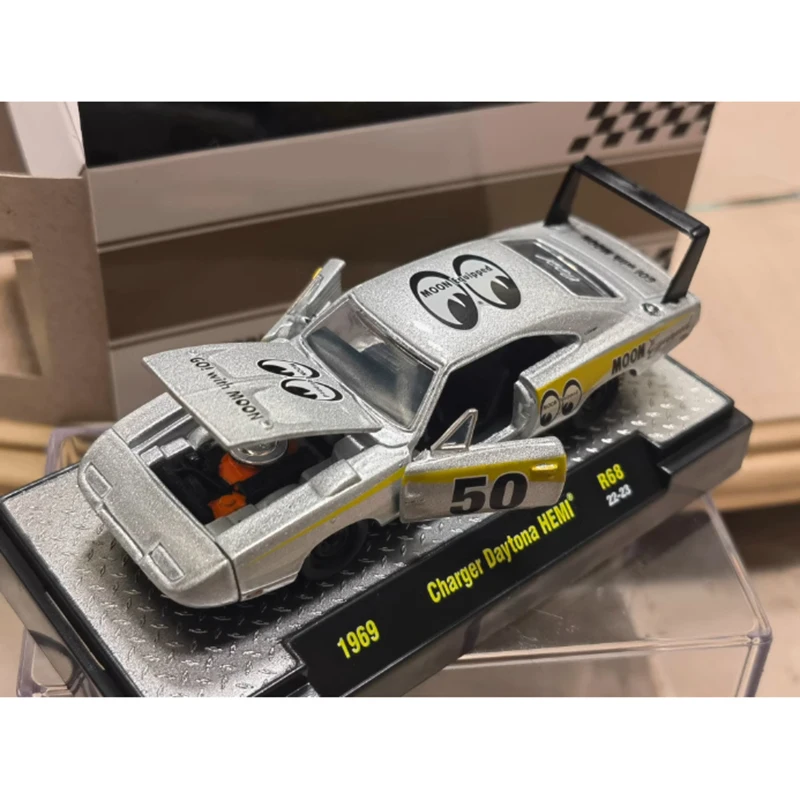 Diecast M2 1/64 Scale 1969 Charger Daytona HEMI Challengerรถรุ่นวันหยุดของขวัญของเล่นตกแต่ง