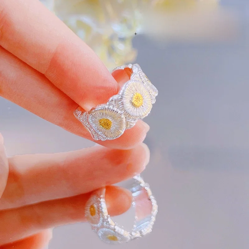 Italian handmade gold-plated double-color golden small daisy lady's engagement ring - fashionable jewelry