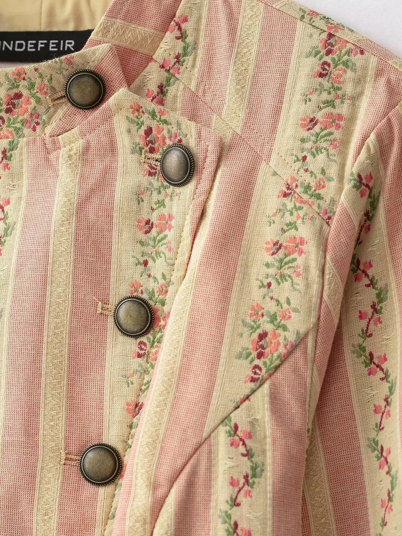 Elegante Damenjacke mit Blumenmuster und Streifen, Jacquard, Herbstmode 2026, Diagonalknöpfe, Stehkragen, lange Ärmel, kurzer Damenmantel – Detail 5
