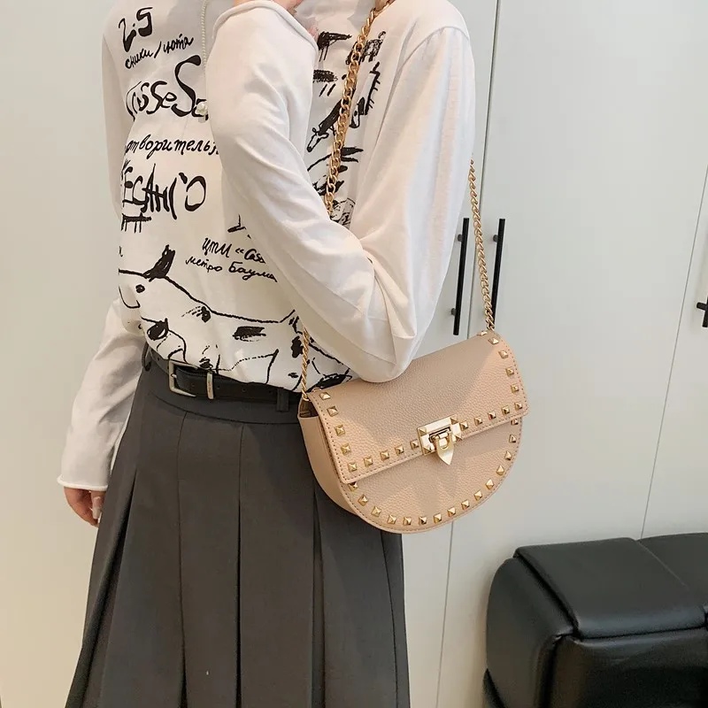 

High-End Messenger Bag For Business Commuter With Minimalist Design And Leather Luxury Fashion