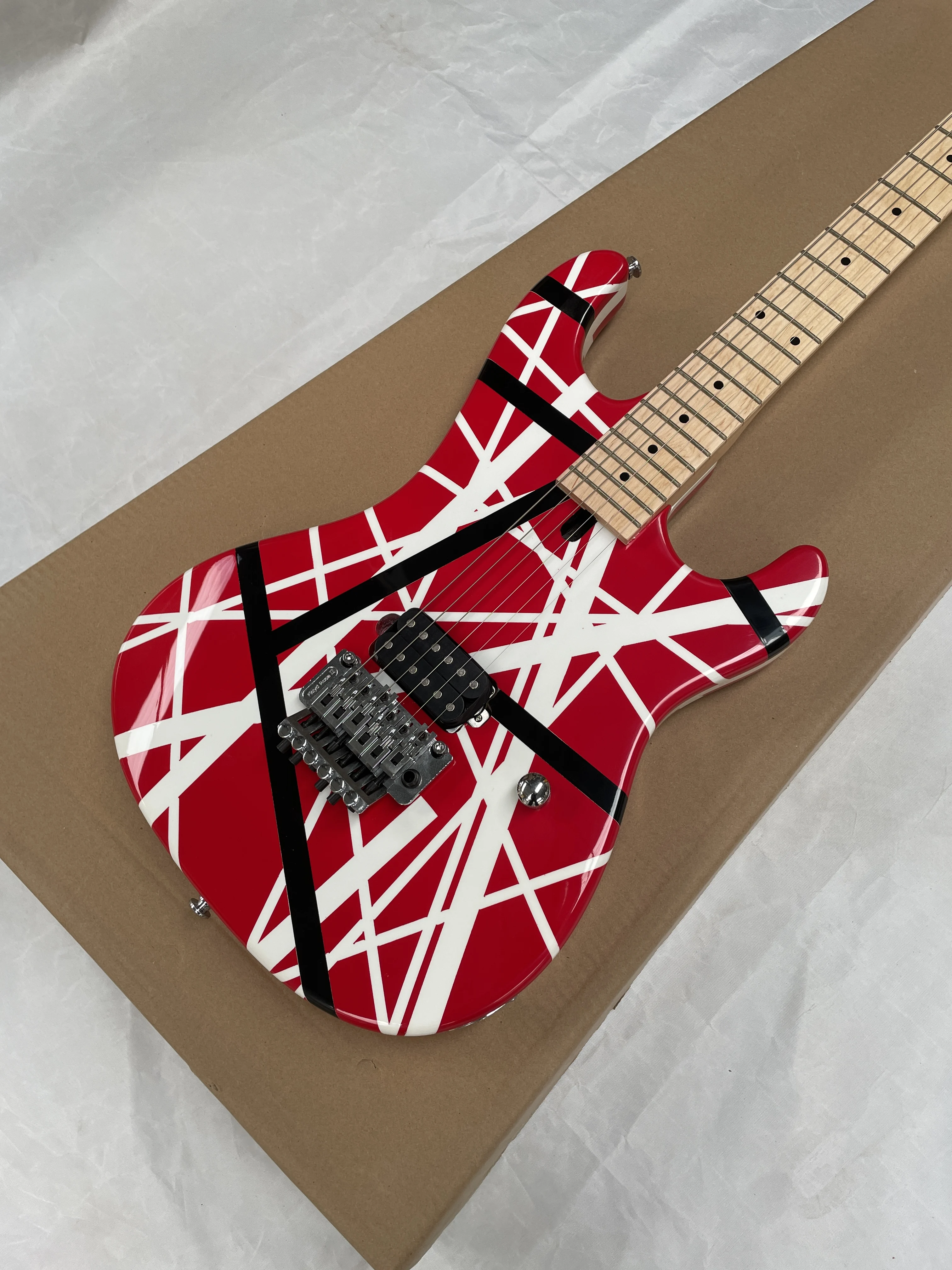 

6-струнная электрогитара ST с красно-черными полосками, двойным звукоснимателем, системой вибрато, высокоскоростной гриф для быстрой игры.