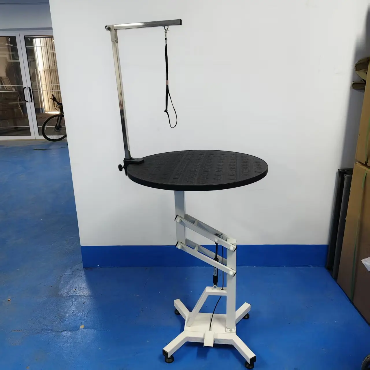 

PetFit Adjustable Height Pneumatic Pet Grooming Table Anti-Slip Rubber Desktop Portable Easy Use Stainless Steel Base Cats