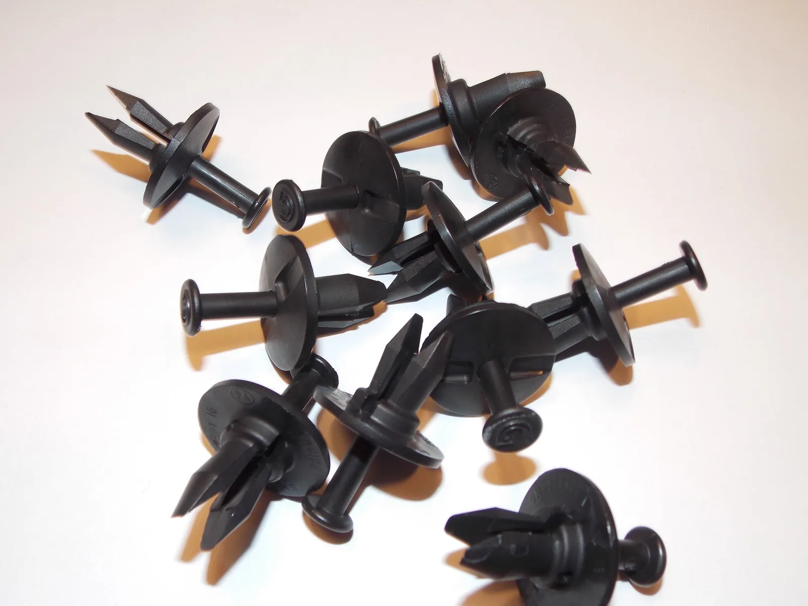 

25 qty GM 5973400 Bumper Retainer Fastener Clip Camaro Firebird