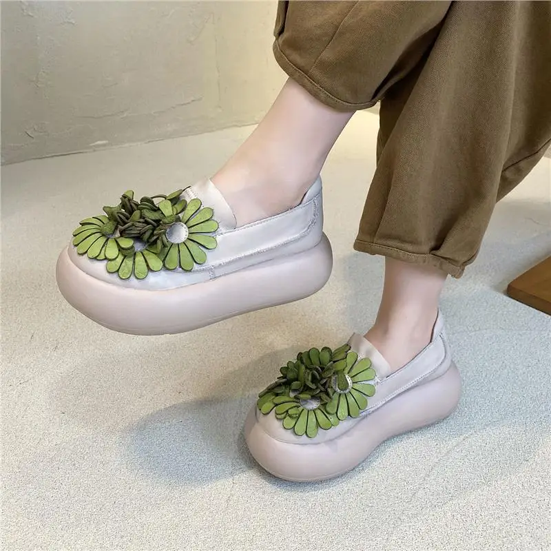 Thick Soled Sponge Cake Shoes for Women in The Autumn of 2025, New Retro and Casual Ethnic Style Flower Shaped Duo Le Fu Shoes view 2